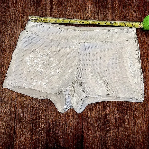 GUESS Solid White Sequin Short Shorts Size: Small - Picture 3 of 9
